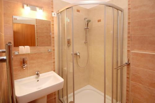 W łazience znajduje się prysznic i umywalka. w obiekcie Tündérpart Vendégház w Egerze