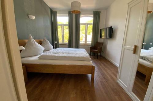 um quarto de hotel com uma cama e uma janela em FeWoEcK Optimist em Eckernförde