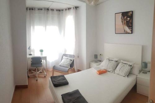 Postel nebo postele na pokoji v ubytování COZY Apartment In The Heart of Alicante!