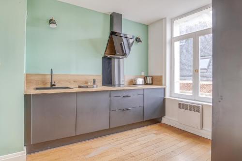 une cuisine avec un évier et un plan de travail dans l'établissement NOCNOC - Le Soprano, Monnaie, à Lille