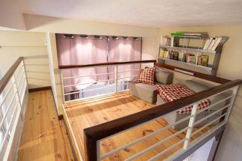 une petite chambre avec un escalier et un canapé dans l'établissement R-SEVEN - Cosy - bien situé, à Vichy