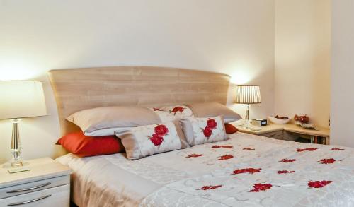 a bedroom with a bed with red flowers on it at York Apartment Conway Cottage in York