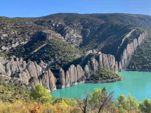 a view of a mountain with a green lake at La Caseta d'Àger in Ager