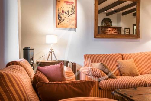 a living room with two couches and a mirror at Amitges by SeaMount Rentals in Baqueira-Beret