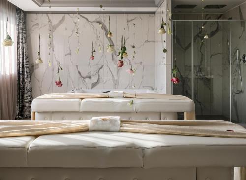 três camas num quarto com paredes em mármore em Abano Grand Hotel em Abano Terme