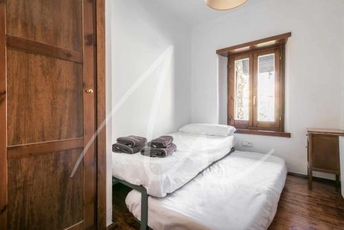 two twin beds in a room with a window at Nin de Beret by SeaMount Rentals in Baqueira-Beret