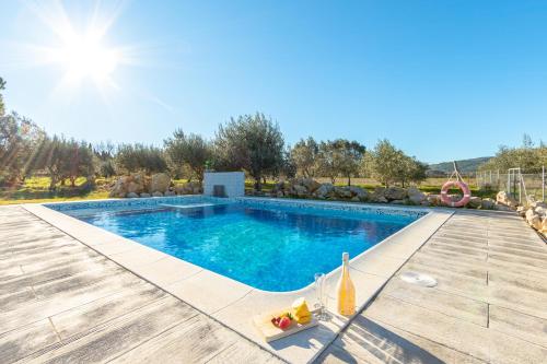 Piscina cerca de Villa Can Paxaco By homevillas360