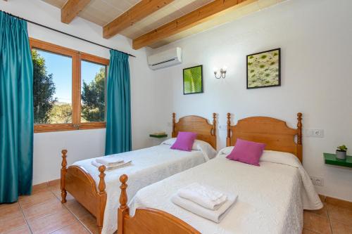 Katil atau katil-katil dalam bilik di Villa Can Paxaco By homevillas360