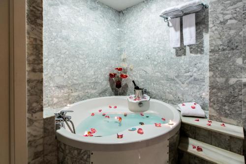 Phòng tắm tại Hotel TRH La Motilla
