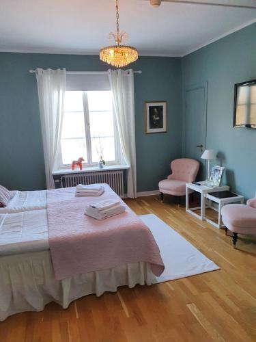 Un dormitorio con una cama grande y una ventana en Långshyttans Brukshotell en Långshyttan