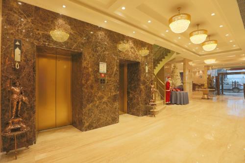 Lobby o reception area sa Quality Inn Sabari