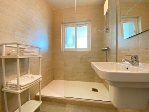 アルテアにあるCap Negret 15のバスルーム(洗面台、ガラス張りのシャワー付)