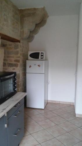 A kitchen or kitchenette at Domaine des Cigognes