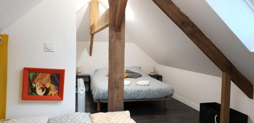 - une chambre mansardée dans l'établissement Les vieux remparts, à Saint-Malo
