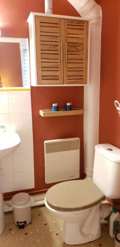 une salle de bain avec toilettes et lavabo dans l'établissement Les vieux remparts, à Saint-Malo