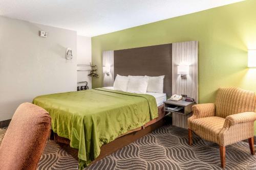 Ein Bett oder Betten in einem Zimmer der Unterkunft Quality Inn