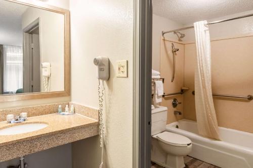 Ein Badezimmer in der Unterkunft Quality Inn