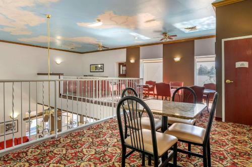 a dining room with a table and chairs at Quality Inn Zephyrhills-Dade City in Zephyrhills