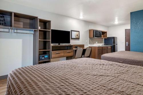 Η κουζίνα ή μικρή κουζίνα στο WoodSpring Suites Brunswick