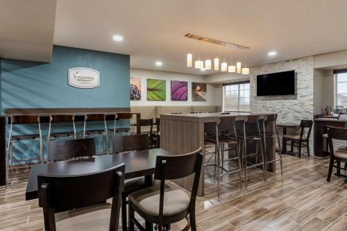 a restaurant with tables and chairs and a bar at Sleep Inn St Robert-Fort Leonard Wood in Saint Robert