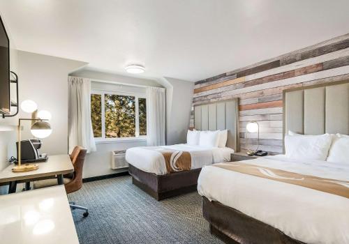 Habitación de hotel con 2 camas y ventana en Quality Inn South Lake Tahoe en South Lake Tahoe