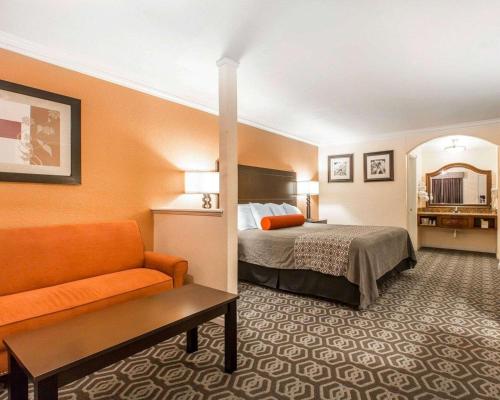 Postel nebo postele na pokoji v ubytování Rodeway Inn & Suites Colton-Riverside