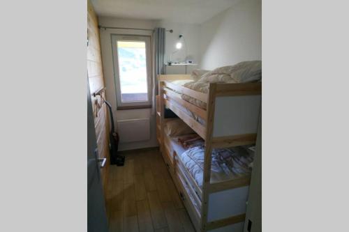 מיטה או מיטות קומותיים בחדר ב-Appartement refait à neuf ski pied des pistes à Val louron