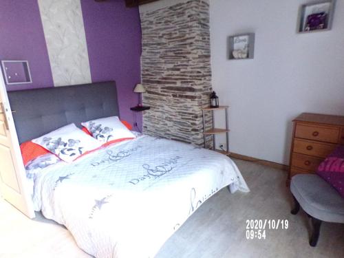 1 dormitorio con cama y pared de ladrillo en gite colorado, en Renac