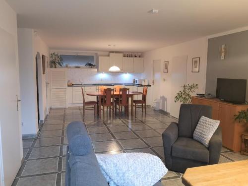 een woonkamer met een tafel en stoelen en een keuken bij Apartma Marcella Liberec in Liberec