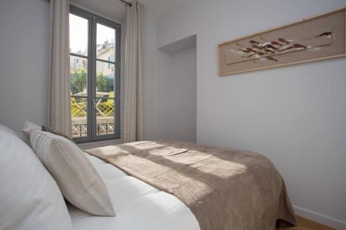 une chambre blanche avec un lit et une fenêtre dans l'établissement F2 TERRASSE, MODERNE, HYPER CENTRE, CLIM, ASCENSEUR- dubouchage, à Nice