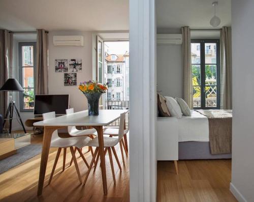une chambre avec une table et une chambre avec un lit dans l'établissement F2 TERRASSE, MODERNE, HYPER CENTRE, CLIM, ASCENSEUR- dubouchage, à Nice