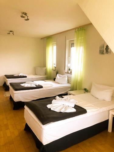 - un groupe de 4 lits dans une chambre dans l'établissement SUNNYHOME Monteurwohnungen und Apartments nahe Regensburg, à Nittendorf