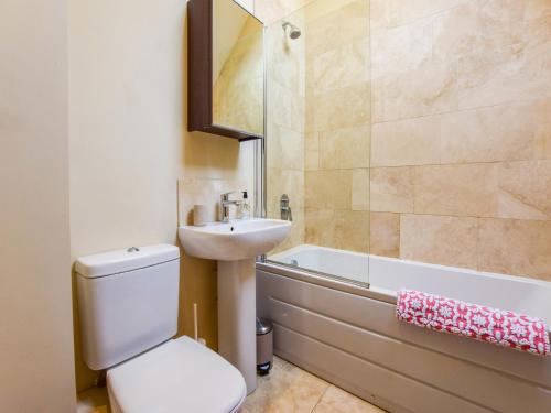 Un baño con inodoro, lavabo y bañera. en Cider House, Oosland Farm, en Bidford
