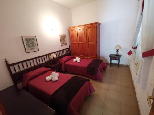 2 łóżka w pokoju hotelowym z ręcznikami w obiekcie CASA familiar en un entorno natural en Tenerife Sur w Adeje