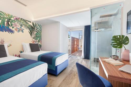 een hotelkamer met 2 bedden en een bureau met een laptop bij Pachamama in Boscotrecase