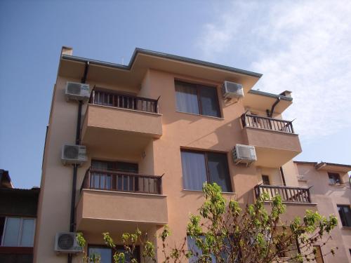 un edificio con balcones en un lateral en Family Hotel Malibu en Chernomorets