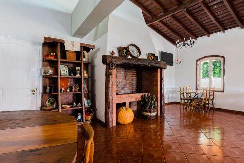 Pátio da Figueira في توريس فيدراس: غرفة معيشة مع موقد وطاولة