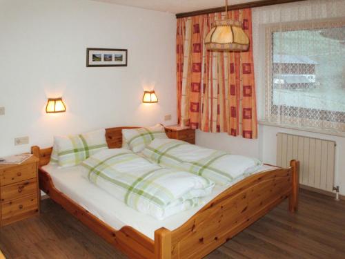 sypialnia z łóżkiem i oknem w obiekcie Holiday Home Eberharter - MHO110 by Interhome w Mayrhofen