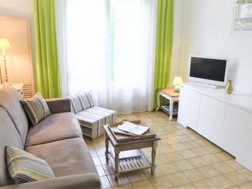 un salon avec un canapé et une télévision dans l'établissement Studio Les Vignes by Interhome, à Cavalaire-sur-Mer