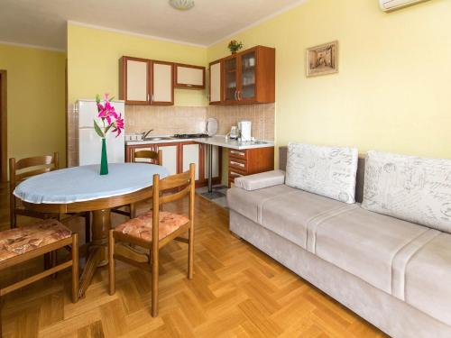 Kuchyňa alebo kuchynka v ubytovaní Apartment Nikol-2 by Interhome