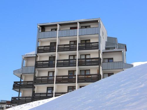 ティーニュにあるApartment Plein Soleil-1 by Interhomeの雪面の上の建物