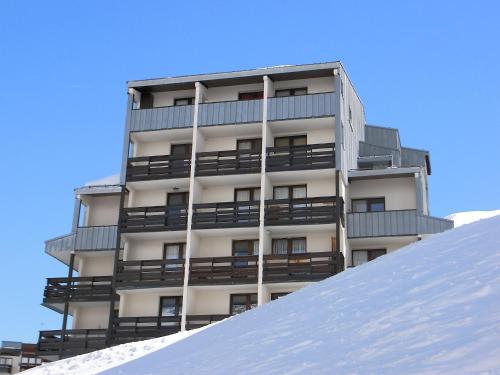 un bâtiment au sommet d'une pente enneigée dans l'établissement Apartment Plein Soleil - Val Claret-1 by Interhome, à Tignes