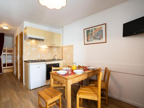 een keuken met een tafel en stoelen in een kamer bij Apartment Plein Soleil-1 by Interhome in Tignes