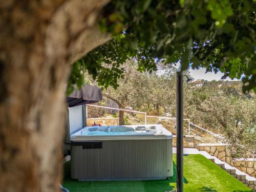 una bañera de hidromasaje en un patio junto a un árbol en Holiday Home Nataly by Interhome, en Vela Luka