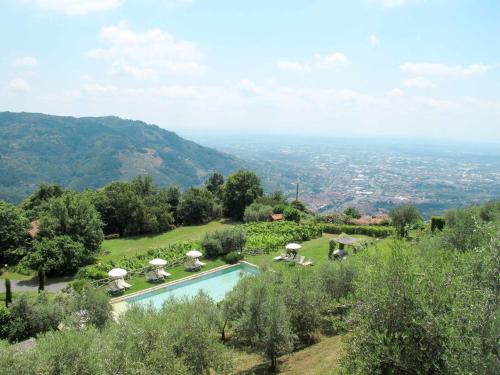 una piscina su una collina con vista sulla città di Holiday Home La Cupola- Girasole by Interhome a Pescia