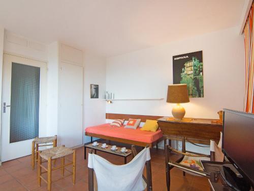 un salon avec une table et un bureau dans l'établissement Apartment Villa Chantoiseau by Interhome, à Cavalaire-sur-Mer