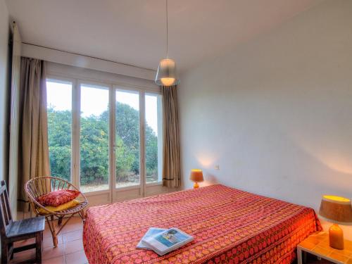 キャヴァレール・シュル・メールにあるApartment Villa Chantoiseau by Interhomeのベッドルーム1室(ベッド1台、大きな窓付)