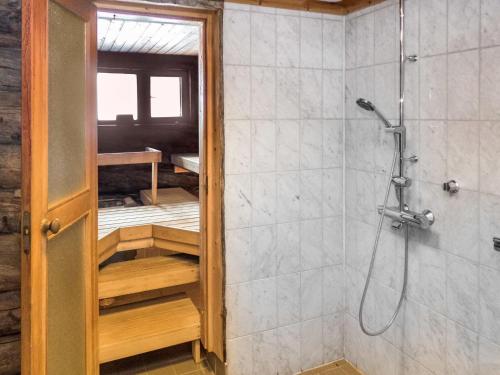 y baño con ducha a ras de suelo. en Holiday Home Rukakämmekkä by Interhome en Ruka