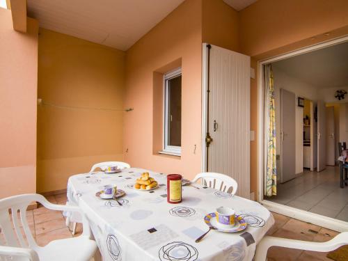 une salle à manger avec une table et des chaises blanches dans l'établissement Apartment Les Rives du Lac-6 by Interhome, au Grau-du-Roi