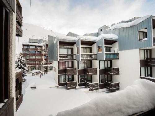 apartamentowiec ze śniegiem na ziemi w obiekcie Apartment Le Sefcotel-2 by Interhome w mieście Tignes